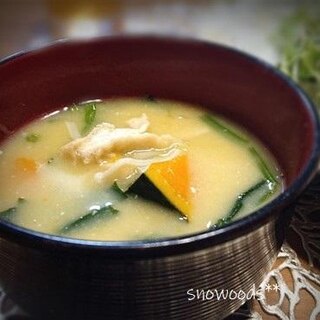 南瓜・玉ねぎ・榎・油揚げ・・ホウレン草・のお味噌汁